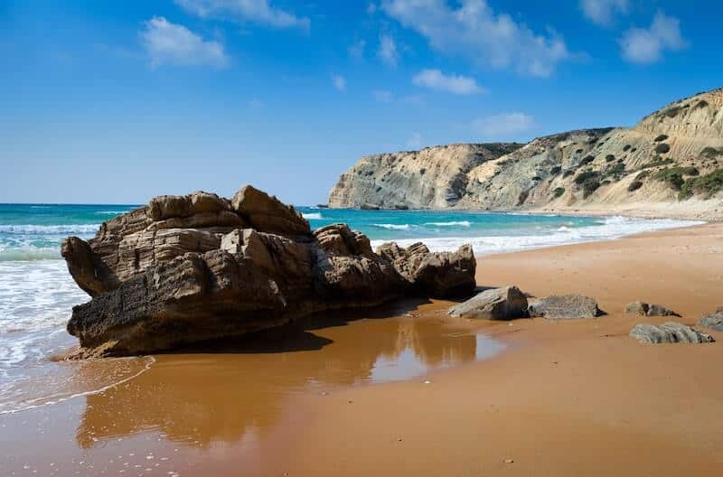 Gros rochers sur la plage de Cavo Paradiso.