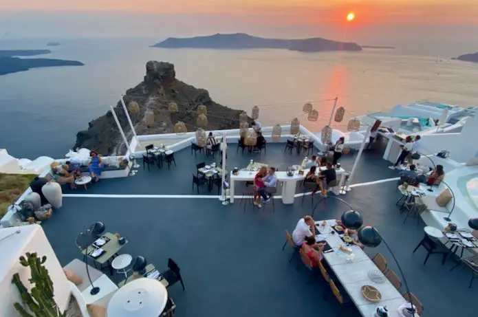 Hôtel Santorini avec la meilleure vue sur le coucher de soleil.
