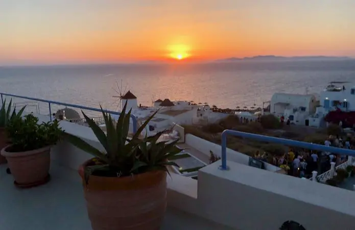 Grande villa de Santorin avec vue sur le coucher de soleil. 