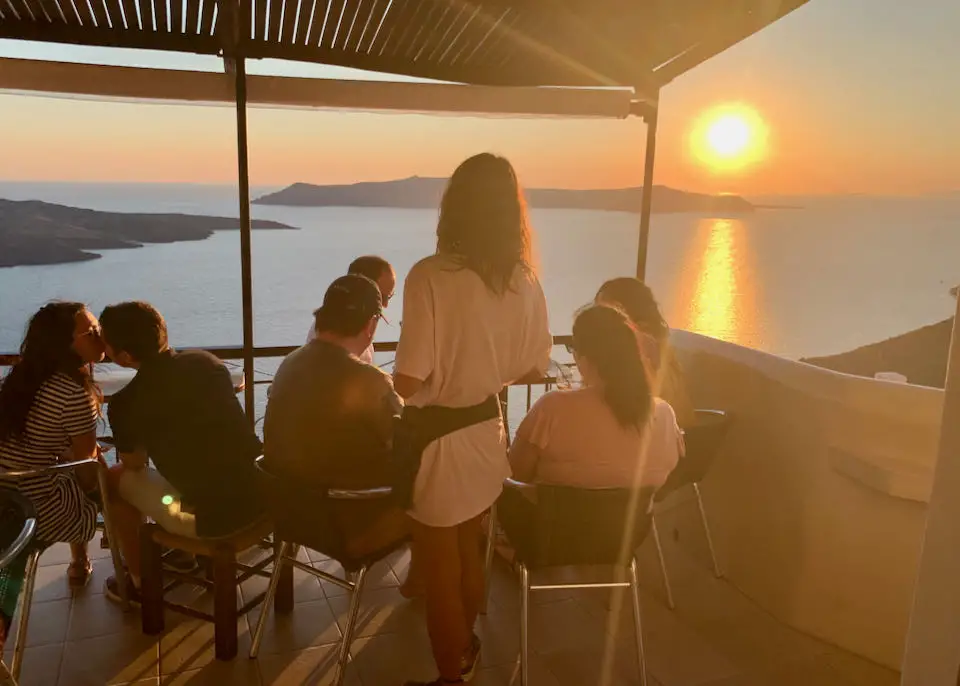 La meilleure vue sur le coucher de soleil à Fira, Santorin.