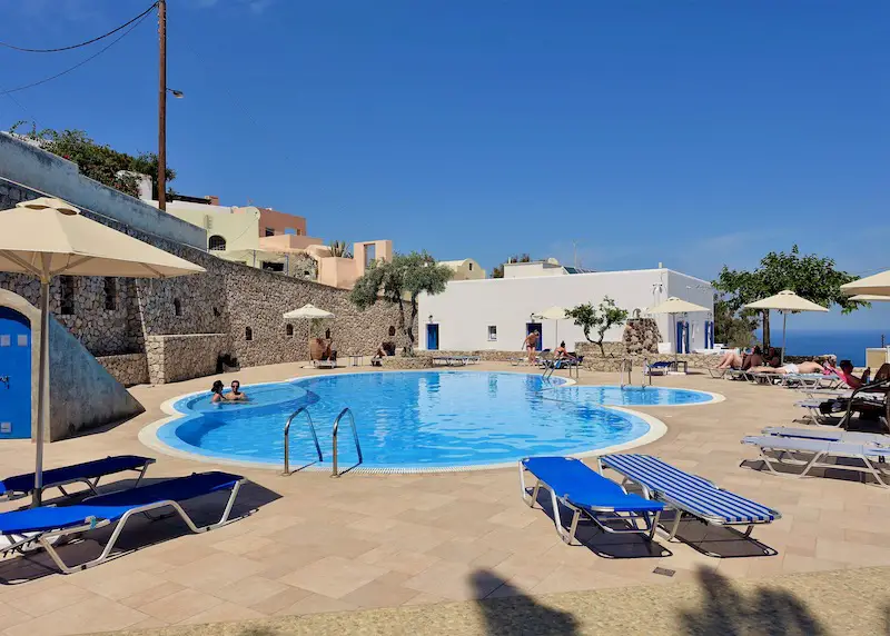 Vue de la piscine et de la mer depuis l'hôtel Anatoli à Fira, Santorin