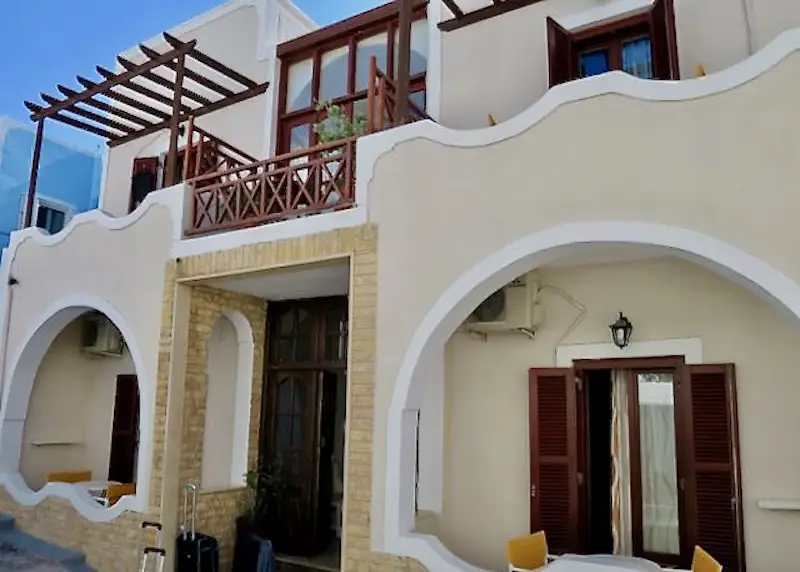 Extérieur de l'hôtel San Giorgio à Fira, Santorin