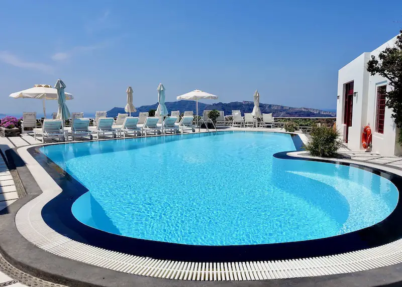 La piscine de Nikos Villas à Oia, Santorin