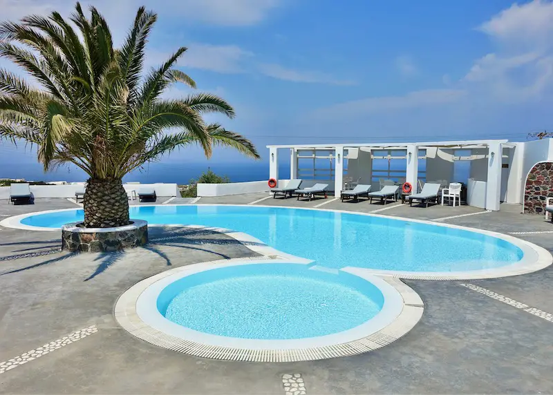 Piscine et vue sur la mer à l'hôtel Anemomilos à Oia, Santorin