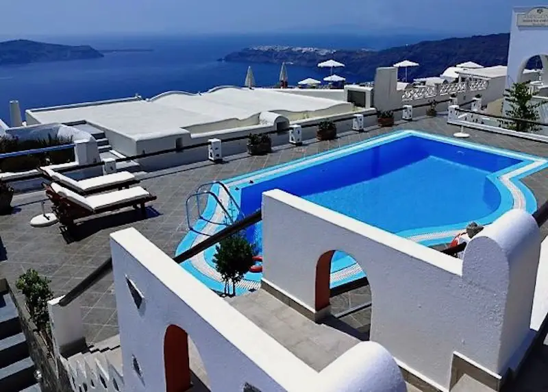 Vue de la piscine et de la caldeira depuis l'Abelonas Retreat à Imerovigli, Santorin