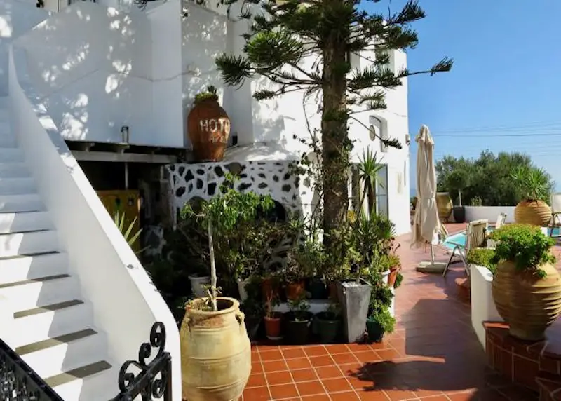 La cour de l'hôtel Sofia à Firostefani, Santorin