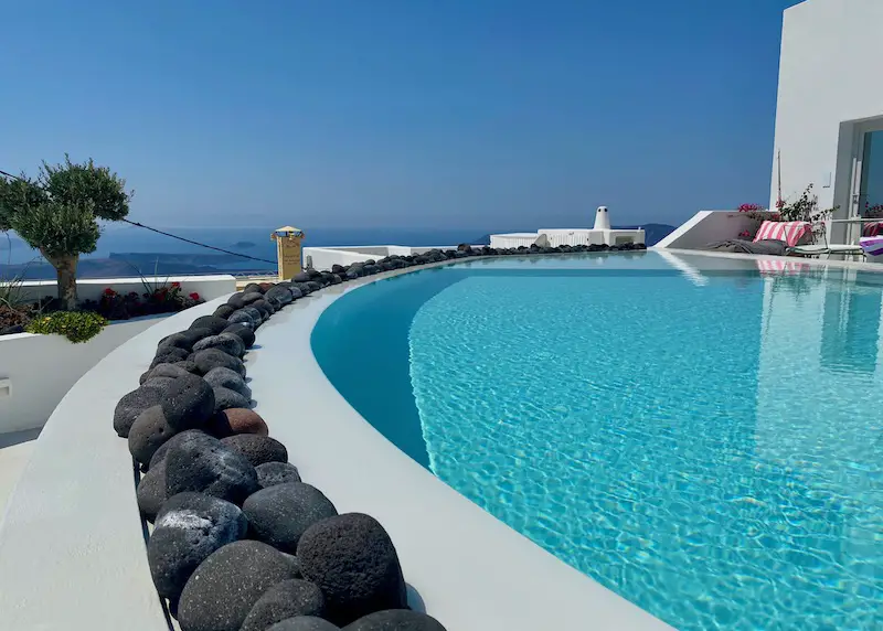 Piscine et vue à l'Akra Suites à Imerovigli, Santorin