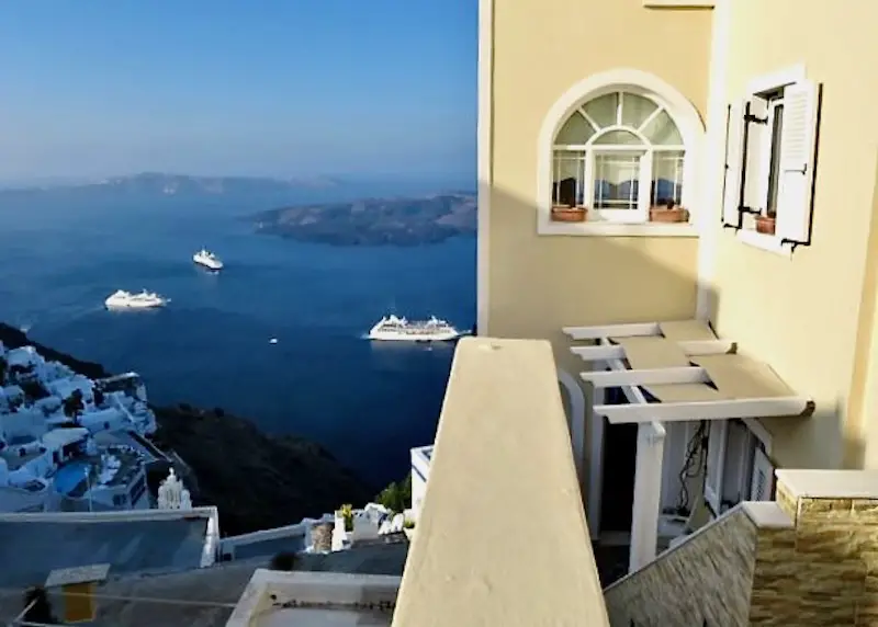 Vue du balcon du Damigos Caldera World à Firostefani, Santorin