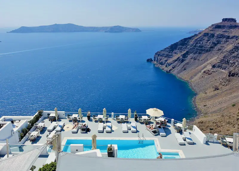 Vue sur la caldeira et piscine au Belvedere Suites à Firostefani, Santorin