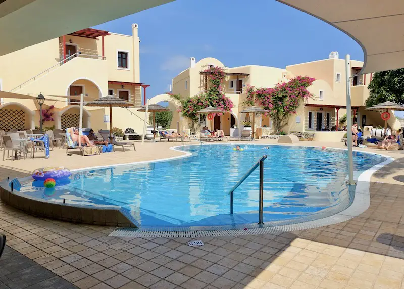 Piscine et terrasse de l'hôtel Smaragdi à Perivolos, Santorin