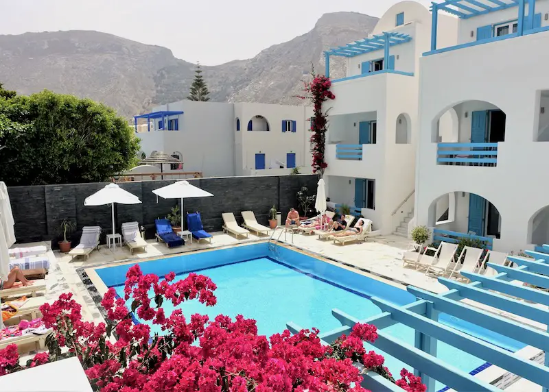 Piscine et terrasse de l'hôtel Santellini à Kamari Beach à Santorin