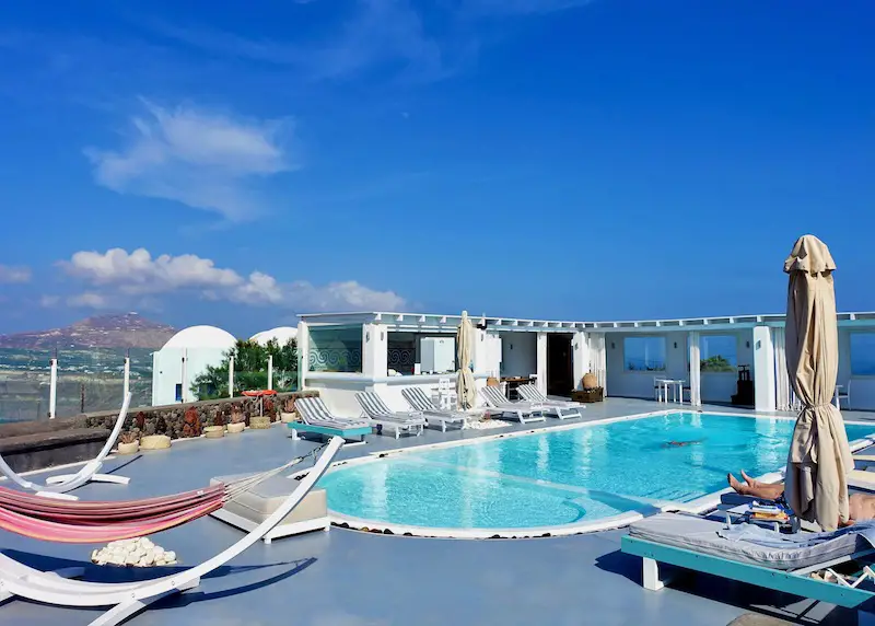 Piscine, bar et terrasse du Kalestesia Suites à Akrotiri, Santorin