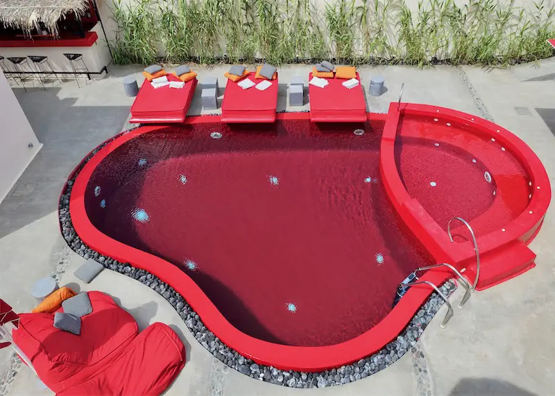 La seule piscine rouge de Santorin à l'Art Hotel de Pyrgos