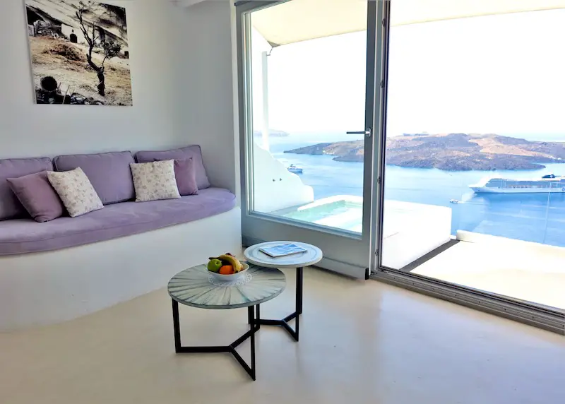 Vue sur la caldeira et le jacuzzi privé depuis la Pillow Suite de l'hôtel Keti à Fira, Santorin.