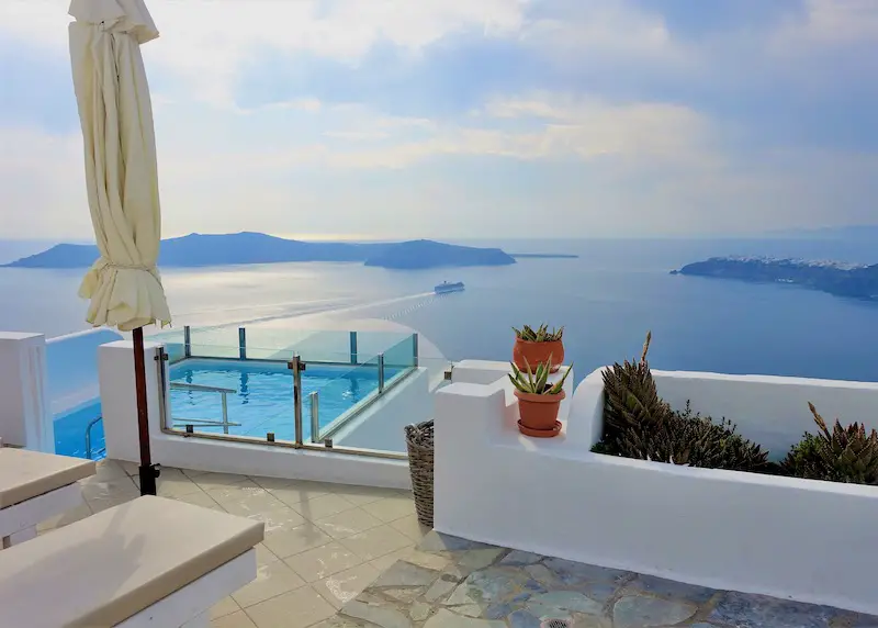 Vue de la piscine et de la caldeira à l'hôtel Heliotopos à Imerovigli, Santorin