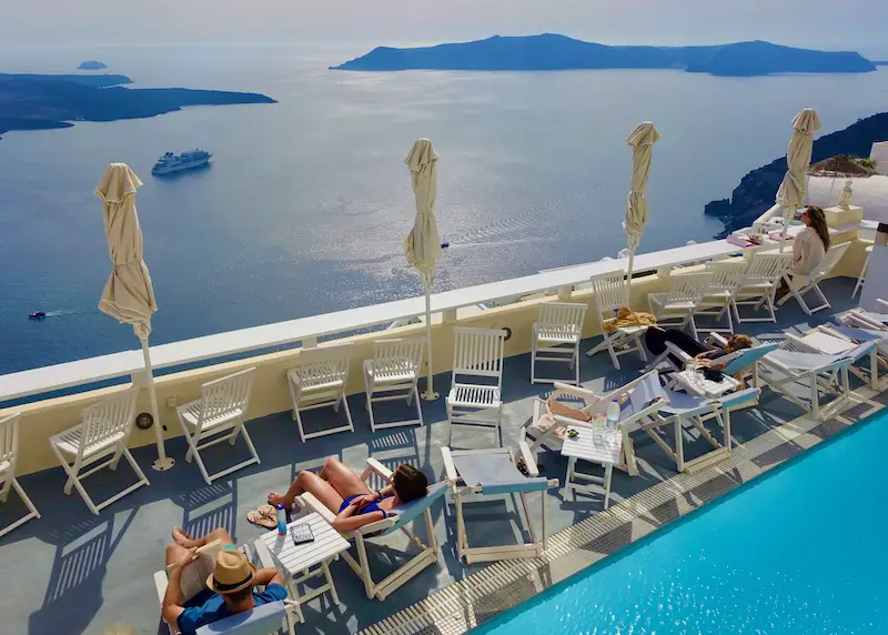 Piscine et terrasse avec vue sur la caldeira à la Villa Ilias à Firostefani, Santorin