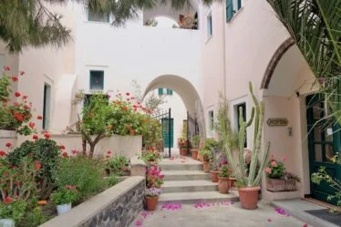Les meilleurs hôtels pas cher de Santorin, pour des vacances sans exploser son budget - Les meilleurs hôtels pas cher de Santorin, pour des vacances sans exploser son budget