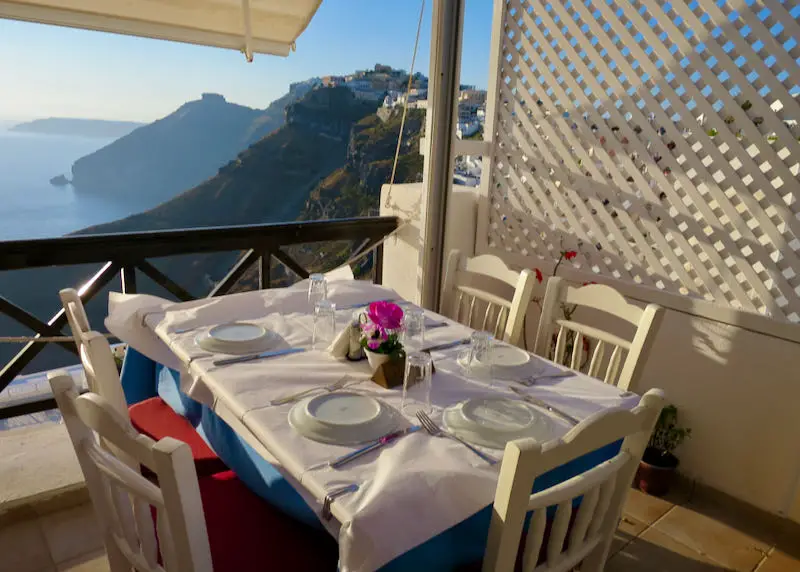 Le meilleur restaurant de Fira avec vue sur la caldeira.