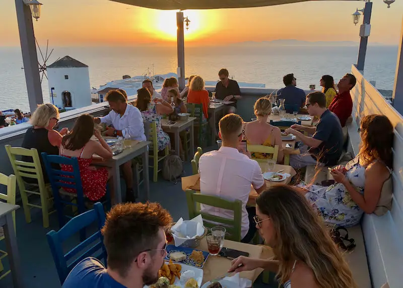 Le meilleur restaurant d'Oia avec vue sur le coucher de soleil.