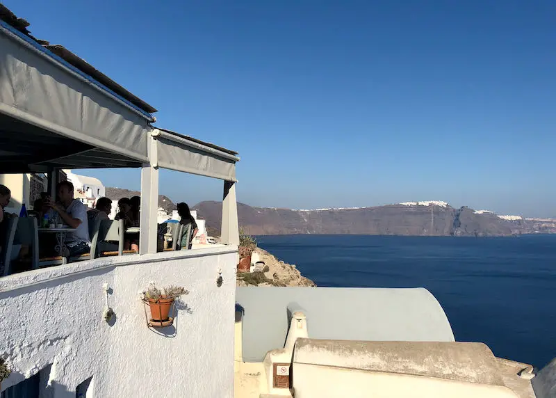 Meilleure vue du café sur la caldeira d'Oia.