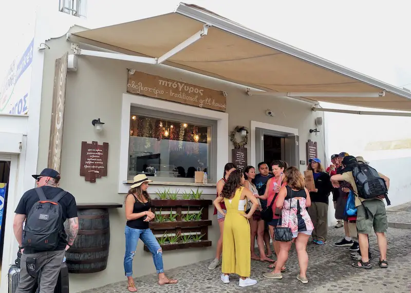 Une foule devant Pitogyros, le meilleur endroit pour les gyros à Oia