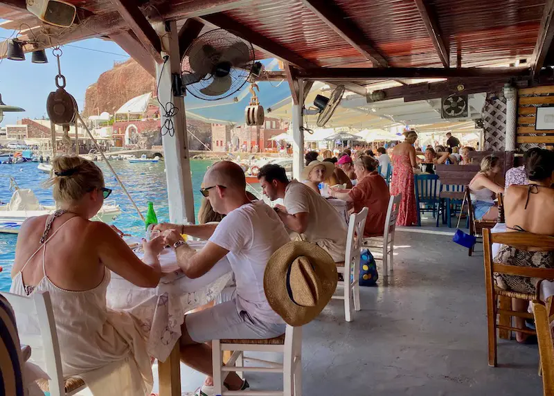 Dîner en bord de mer à la Dimitris Taverna dans la baie d'Ammoudi, Santorin