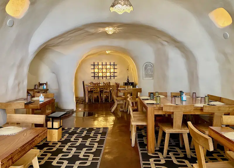 Salle à manger en forme de grotte au Lefkes à Finikia, Santorin