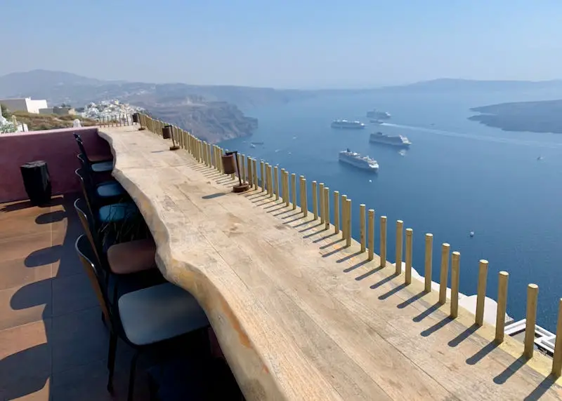 Le meilleur restaurant français avec vue sur la caldeira à Santorin.