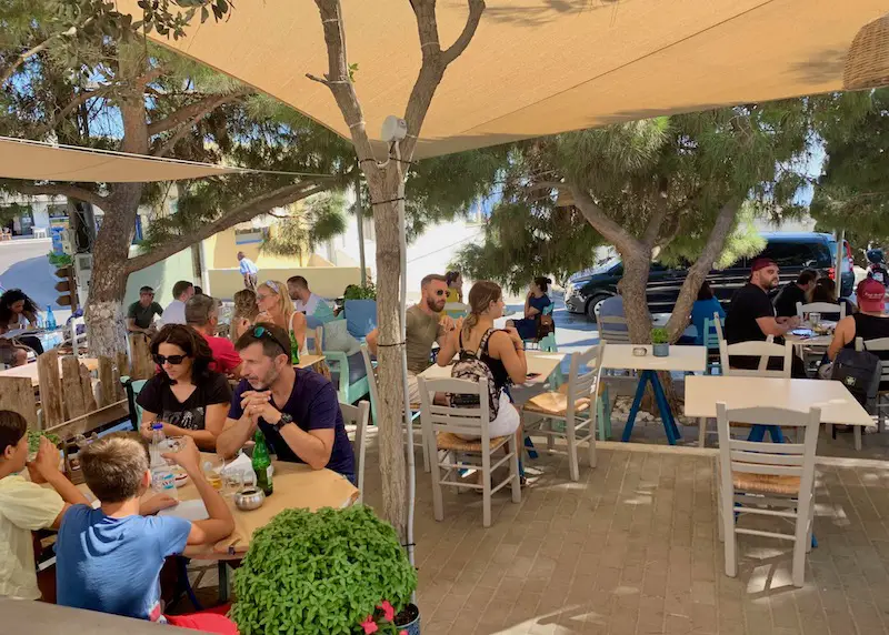 Terrasse ombragée au Kantouni à Pyrgos, Santorin