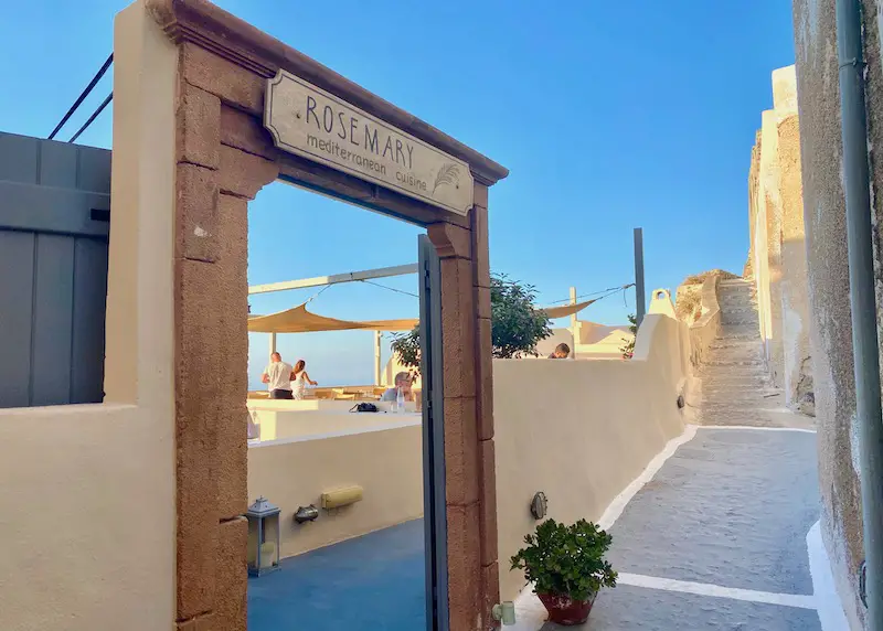 L'entrée du restaurant Rosemary à Pyrgos, Santorin