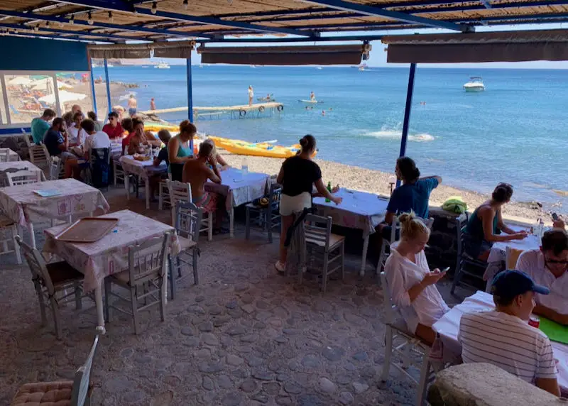 Tables et vues au restaurant Kambia à Akrotiri