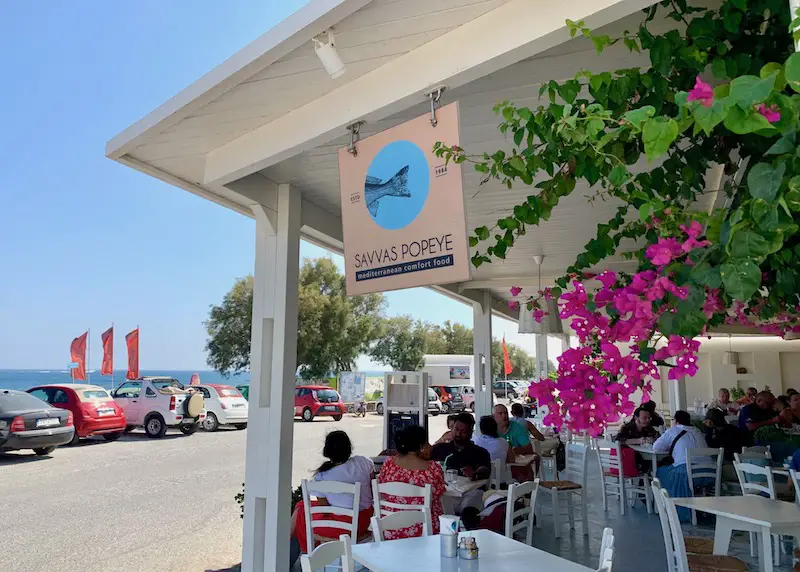 A l'extérieur du restaurant Savvas Popeye avec vue sur la mer sur la plage d'Agios Georgios, Santorin.
