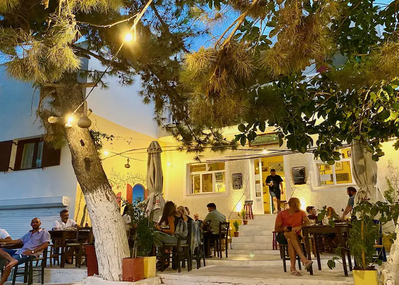 Terrasse ombragée au Pentozali à Mesaria, Santorin