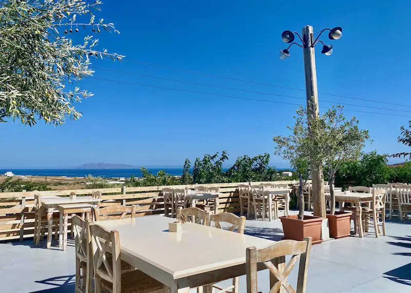Terrasse en plein air avec vue sur la mer à l'Aroma Avlis à Exo Gonia, Santorin.