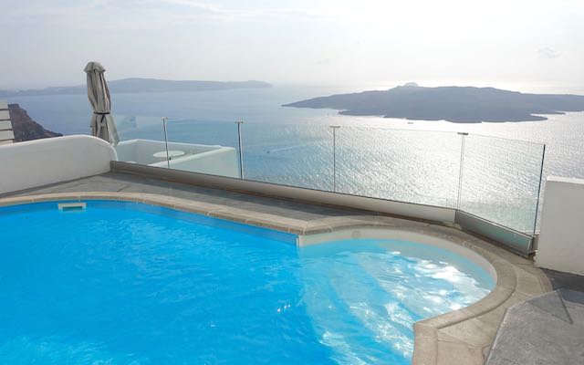 La piscine et la vue à Noni's Apartments