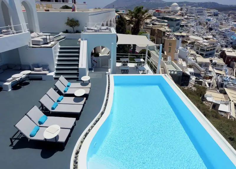 Piscine à débordement d'un hôtel à Fira, Santorin.