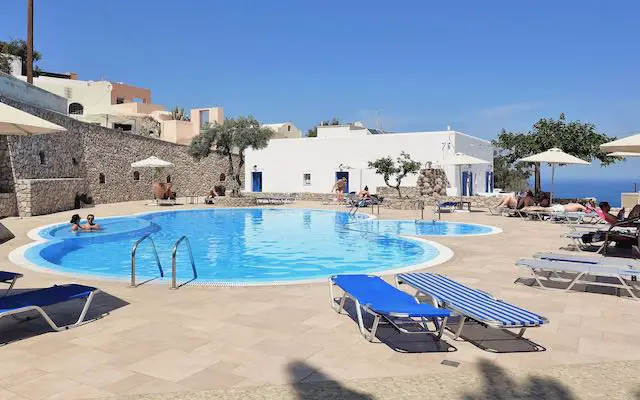 Vue sur la piscine et la mer Égée à l'hôtel Anatoli