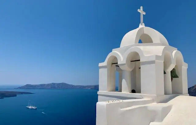 Hôtel à Fira avec vue sur la caldeira et l'église. 