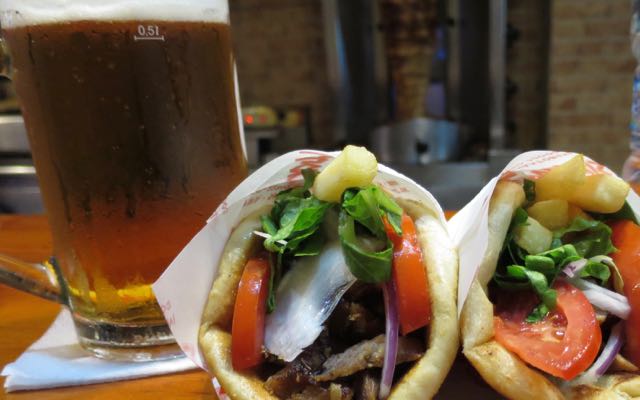 Les meilleurs hôtels à Fira, Santorin 23 Les meilleurs gyros de Fira.
