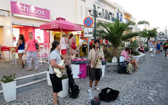 Place principale de Fira et restaurants.