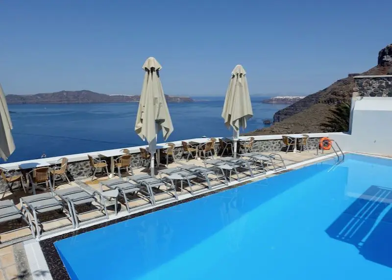 Piscine de l'hôtel à Fira avec vue sur le volcan.