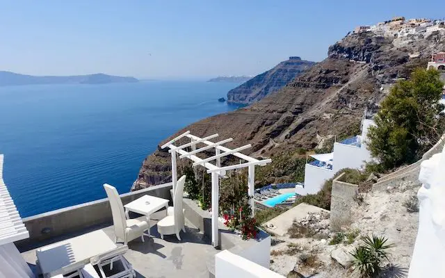 Terrasse et vue sur la caldeira depuis l'Andronis Honeymoon Suites à Fira, Santorin.