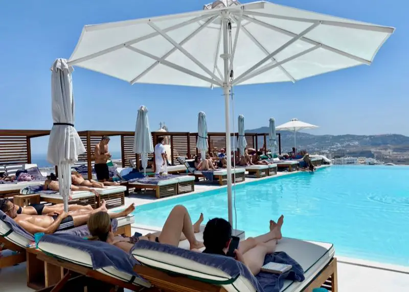 Piscine sur le toit de l'hôtel Katikies à Fira.