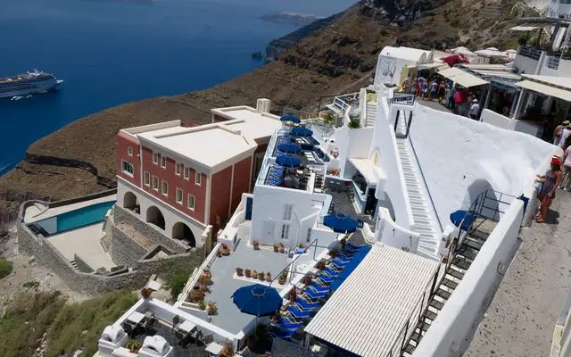 Les bars du coucher de soleil de Fira.