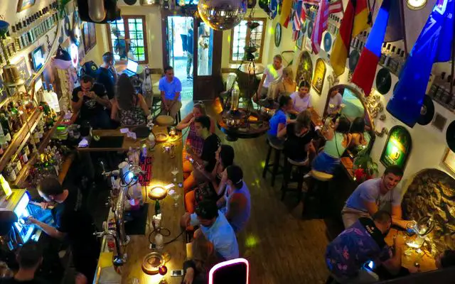Les meilleurs hôtels à Fira, Santorin 48 Bar de fête à Fira.