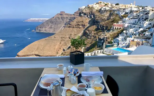 Petit-déjeuner à Fira.