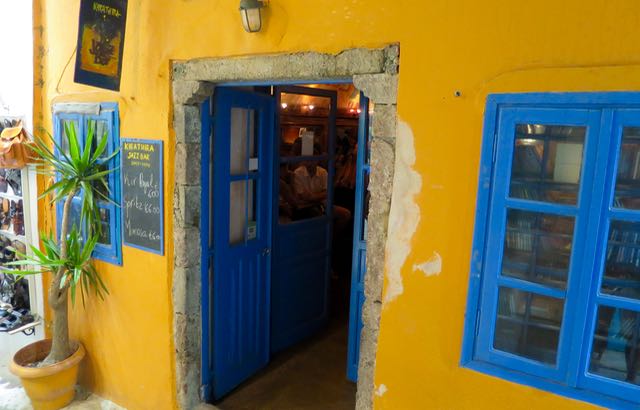 Bar de jazz branché à Fira, Santorin.