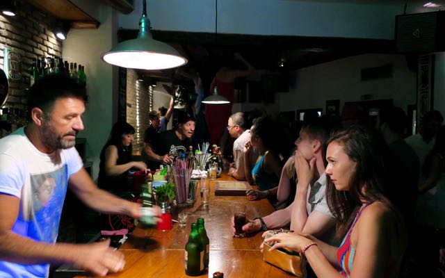 Les meilleurs hôtels à Fira, Santorin 40 Bar tropical de Fira.