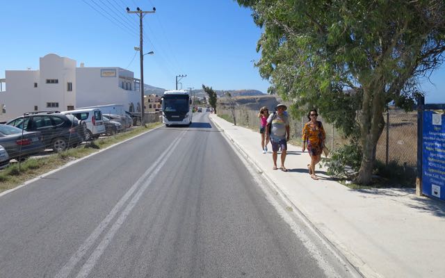 Trottoir de Fira vers les hôtels.