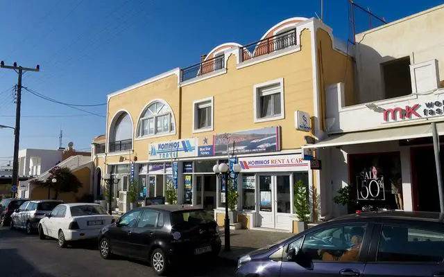 Récupération des billets de ferry à Santorin.